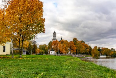 Neva 'da Izhora nehrinin birleştiği yerde Alexander Nevsky anıtı ve kilise. 1240 'da İsveçlilerle Rusların tarihi savaş alanı. Alexander Nevsky İsveçlileri yendi.