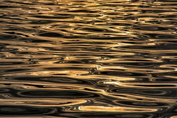 Reflektioner Solljus Vattnet Behållare — Stockfoto