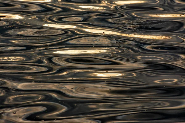 貯水池の水の中の太陽光の反射 — ストック写真