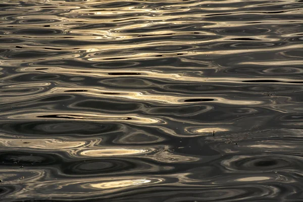 Reflexionen Des Sonnenlichts Wasser Eines Reservoirs — Stockfoto