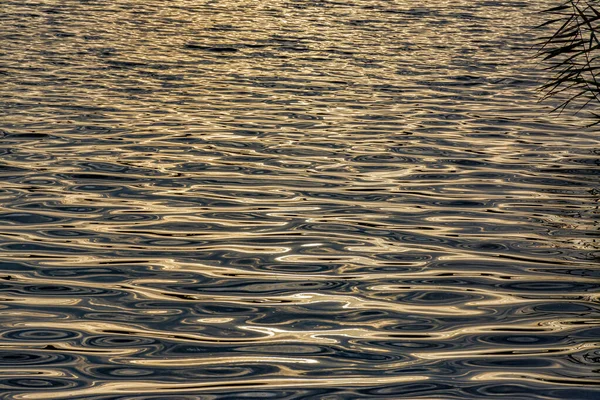 Reflexionen Des Sonnenlichts Wasser Eines Reservoirs — Stockfoto