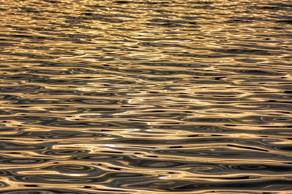 Роздуми Про Сонячне Світло Воді Резервуара — стокове фото