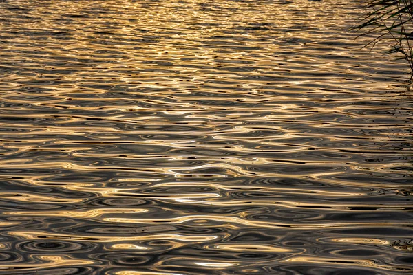 Riflessioni Della Luce Solare Nell Acqua Serbatoio — Foto Stock