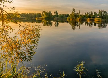 Sabahın erken saatlerinde taş ocağının kıyısında. Yaz sonu, Ağustos 'un son günleri.. 