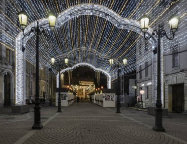 Malaya Sadova Caddesi. Saint-Petersburg, Rusya. 27 Aralık 2019. Yeni yıl kutlamalarından önce St. Petersburg şehrinin dekorasyonu..
