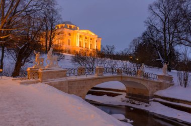 Sadovaya Caddesi, Pavlovsk, Pushkinsky Bölgesi, St. Petersburg, Rusya, 3 Ocak 2019. Saray topluluğu ve Centaurlar 'ın Slavyanka nehri üzerindeki köprüsü..