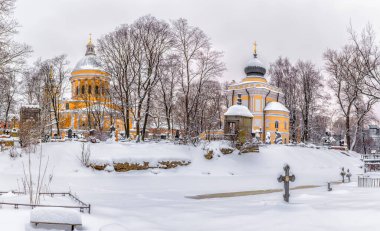 emb. Monastyrka Nehri, 1, Alexander Nevsky Lavra 'nın Nikolskoe mezarlığı. St. Petersburg 'da. - Rusya. 10.01.2019. St. Petersburg 'daki Nikolskoye mezarlığında tapınaklar ve cenazeler..