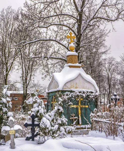 Emb Monastyrka川 アレクサンダー ネフスキー ラブラのニコライ墓地 ロシア サンクトペテルブルク1985年に祝福されたものの遺物は復活したニコライに移されましたが マッヴィー トミールのチャペル 地下聖堂は今日まで存続しています — ストック写真