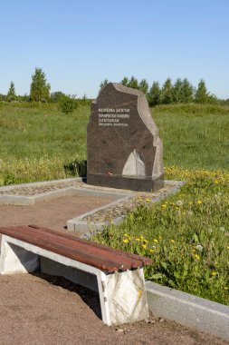 Neva 'nın sol yakası, Kirovsky bölgesi, Leningrad bölgesi, Rusya. 1 Haziran 2019. 1941 'den 1943' e kadar Sovyet birliklerinin işgal ettiği bir köprü başı olan Nevsky Pyatachka 'daki anıt. Anıtları ve toplu mezarları olan bir anıt alanı.. 