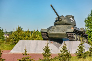 Neva 'nın sol yakası, Kirovsky bölgesi, Leningrad bölgesi, Rusya. 1 Haziran 2019. 1941 'den 1943' e kadar Sovyet birliklerinin işgal ettiği bir köprü başı olan Nevsky Pyatachka 'daki Tank T-34. Anıtları ve toplu mezarları olan bir anıt alanı.. 