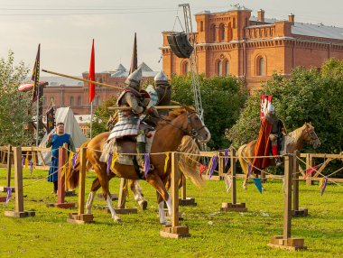 Alexander Nevsky 'nin 800. doğum yıldönümünü St. Petersburg' da kutluyoruz. tarihsel bir savaşın yeniden inşası. 