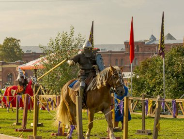 Alexander Nevsky 'nin 800. doğum yıldönümünü St. Petersburg' da kutluyoruz. tarihsel bir savaşın yeniden inşası. 