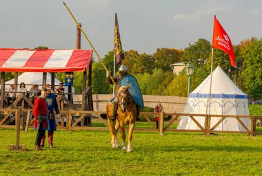 Alexander Nevsky 'nin 800. doğum yıldönümünü St. Petersburg' da kutluyoruz. tarihsel bir savaşın yeniden inşası. 