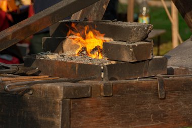 Demirci ocağında demir dövmek için yanan bir ateş..