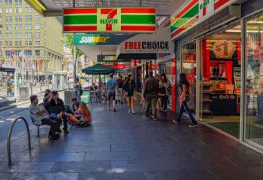 197 Elizabeth Caddesi Melbourne, Victoria, 17 Aralık 2013. Noel kutlamasından önce güneşli bir gün. 
