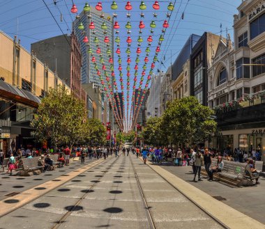 38 Burke Street Mall Melbourne, Victoria Avustralya, 17 Aralık 2013. Noel kutlamasından önce güneşli bir gün. 