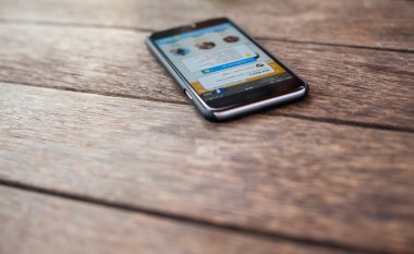 Ahşap masa arka plan akıllı telefon