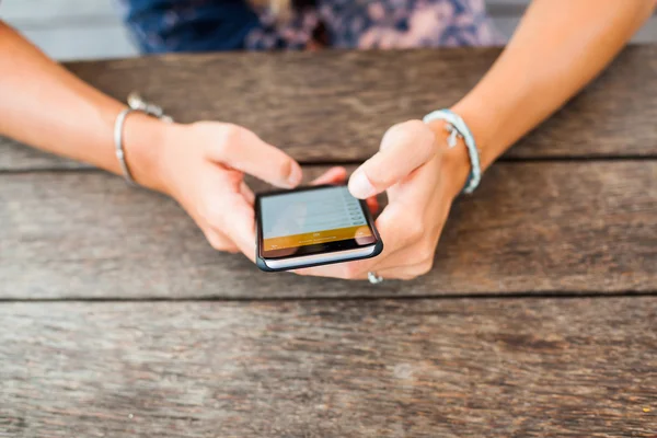 Chica joven sosteniendo un teléfono inteligente — Foto de Stock