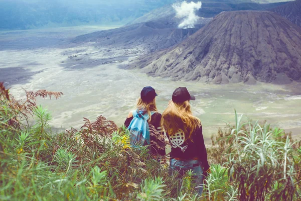 Mujeres de pie mirando el volcán — Foto de Stock