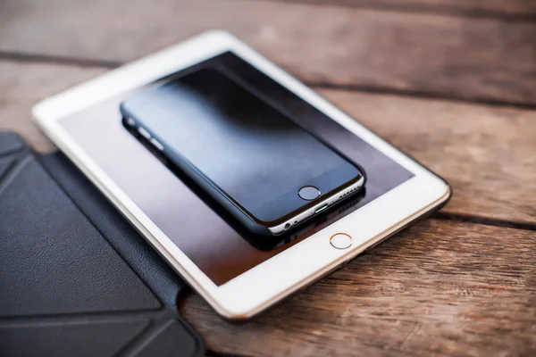 Slimme telefoon en tablet pc op achtergrond — Stockfoto