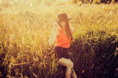 Parkta poz veren genç kız.