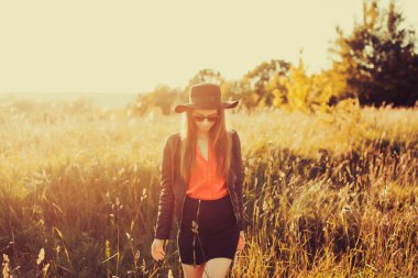 çekici güzel esmer kadın