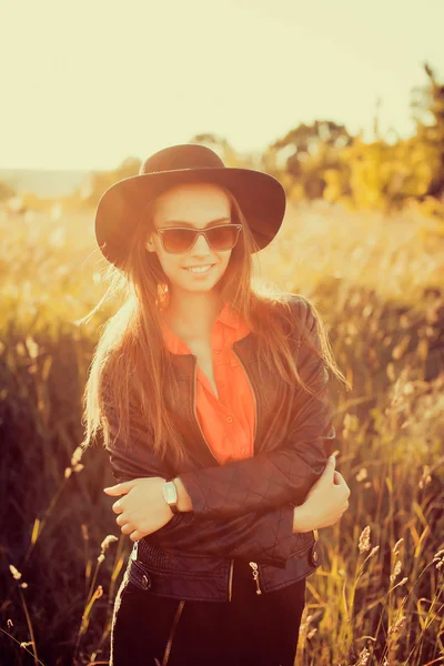 Aantrekkelijke mooie brunette vrouw — Stockfoto