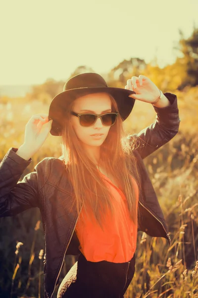 Přitažlivá krásná brunetka — Stock fotografie