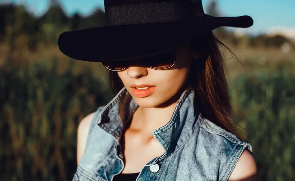 Hermosa chica morena en gafas de sol — Foto de Stock