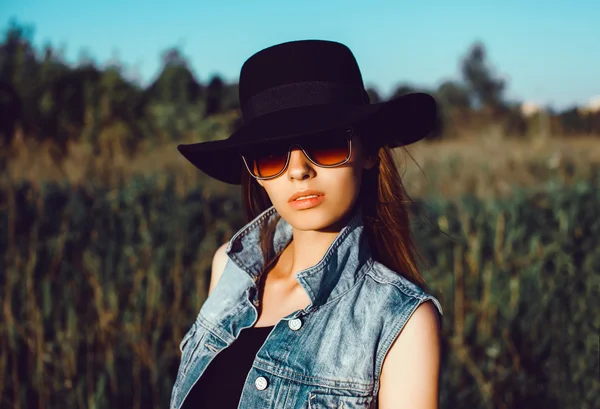 Vacker brunett flicka i solglasögon — Stockfoto