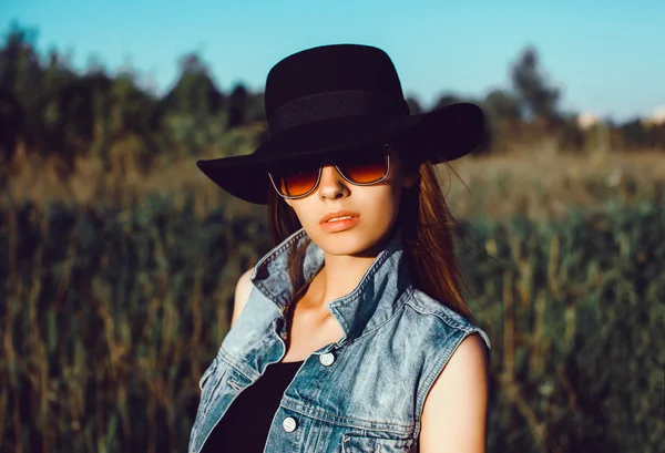 Hermosa chica morena en gafas de sol — Foto de Stock