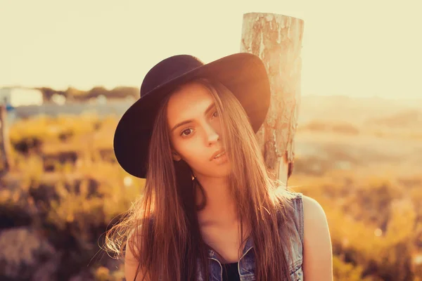 Ung sexig brunett flicka — Stockfoto