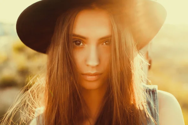 Woman  brunette wearing  hat — Stok fotoğraf