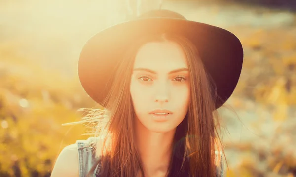 Woman  brunette wearing  hat — Stok fotoğraf