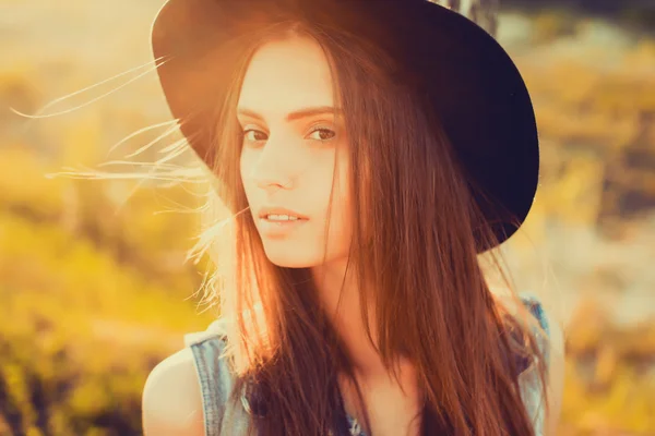 Femme brune avec chapeau — Photo