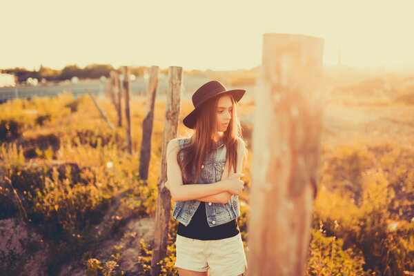 молодая красивая девушка в черной шляпе
 