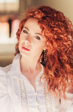 Genç çekici Kızıl saçlı kadın 