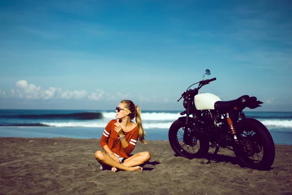 Mädchen und Jahrgang benutzerdefinierte Motorrad — Stockfoto