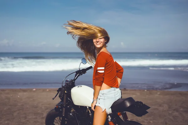 Mulher sentada na motocicleta personalizada vintage — Fotografia de Stock