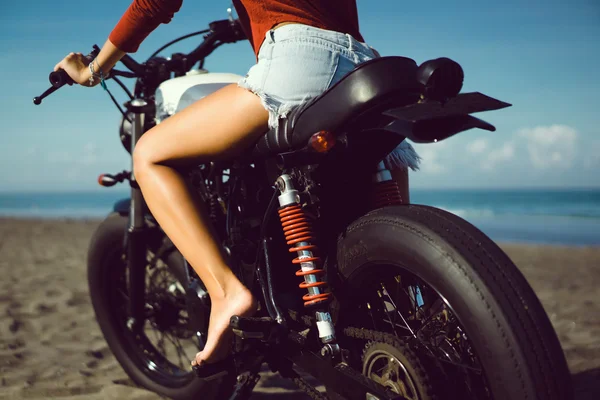 여자 빈티지 사용자 정의 오토바이에 앉아 — 스톡 사진