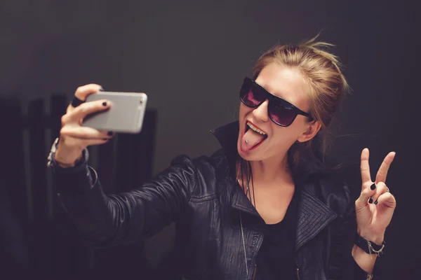 Young girl in sunglasses posing — Stock Photo, Image