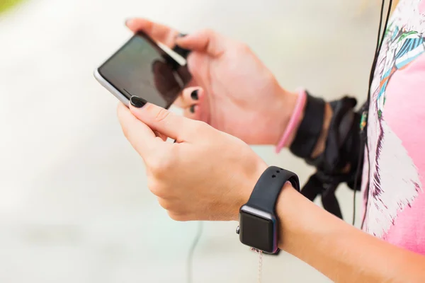 Fitness girl  listening to phone — Stock Photo, Image