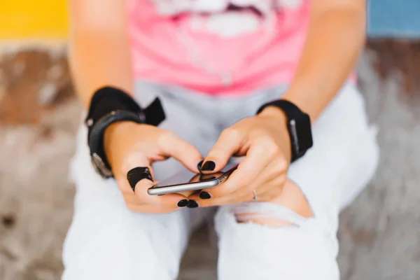 Fitness menina ouvindo telefone — Fotografia de Stock