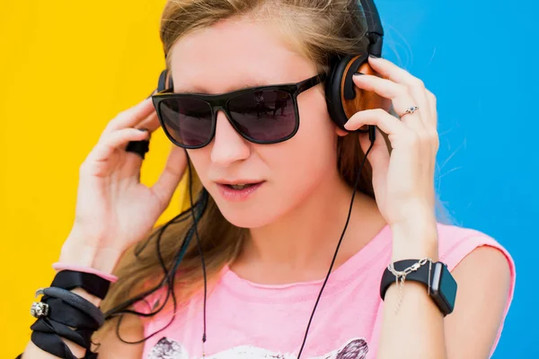 Blond meisje muziek beluisteren — Stockfoto