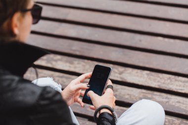 telefon ile sokakta poz kız 