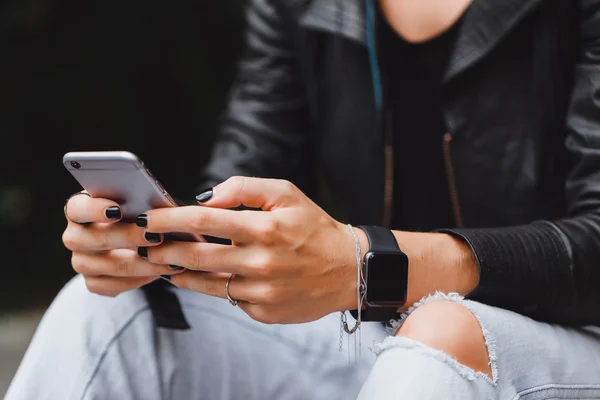 Ragazza in posa per strada con il telefono — Foto Stock