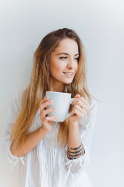 güzel kız sabah kahve içme