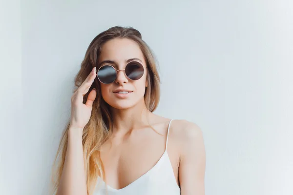Jeune fille posant sur des lunettes de soleil — Photo