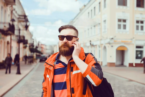 Giovane uomo barba con smartphone — Foto Stock