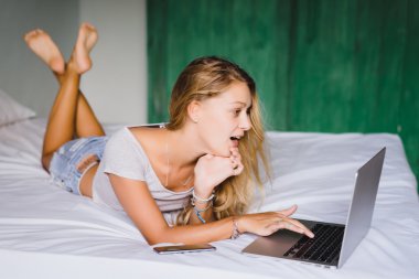 smartphone ve dizüstü olan sarışın kız